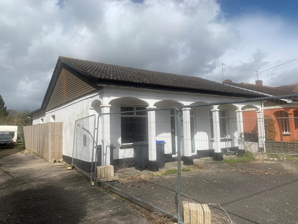 Lot: 52 - FREEHOLD DETACHED BUNGALOW WITH PLANNING FOR FOUR STUDIOS/BEDSITS -